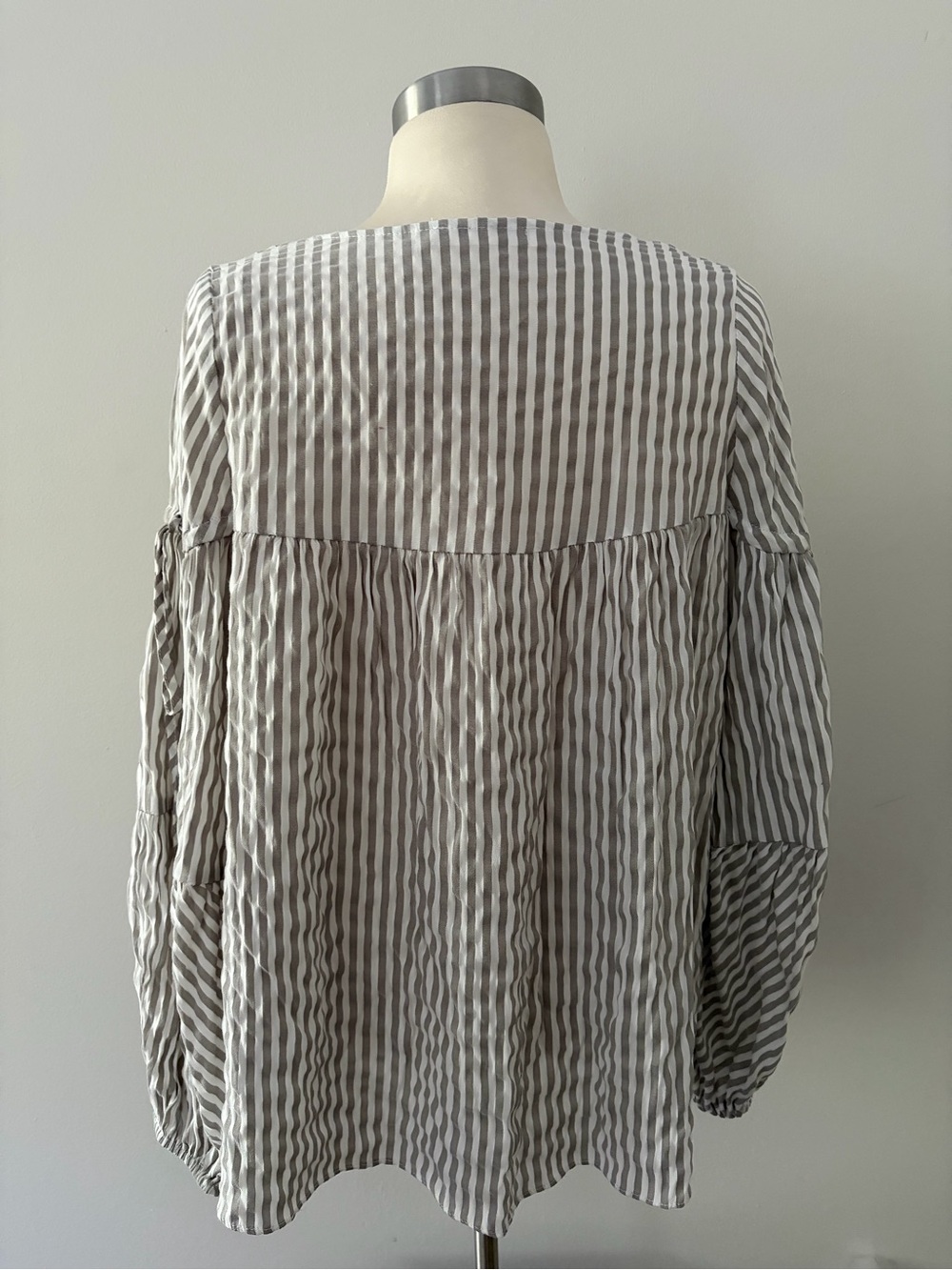 Mustard Seed Peasant Gray & White Striped Rayon V-Neck Blouse Balloon Sleeves S - Picture 5 of 8